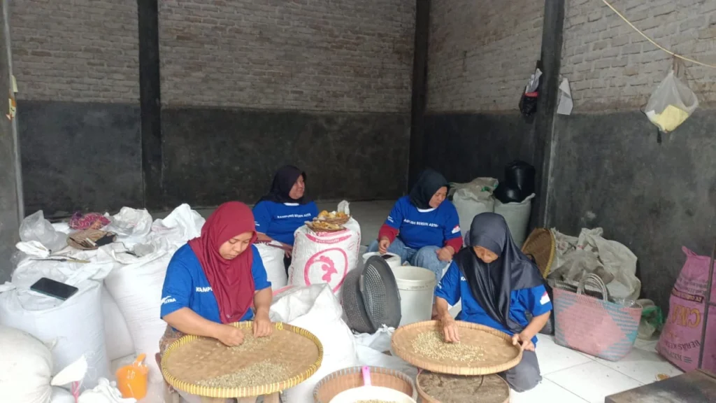 Petani menyortir dan menyimpan biji kopi kering untuk menjaga kualitas rasa dan aroma.